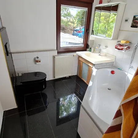 Behagliches Haus Mit Kamin Und Waermepumpe בית נופש